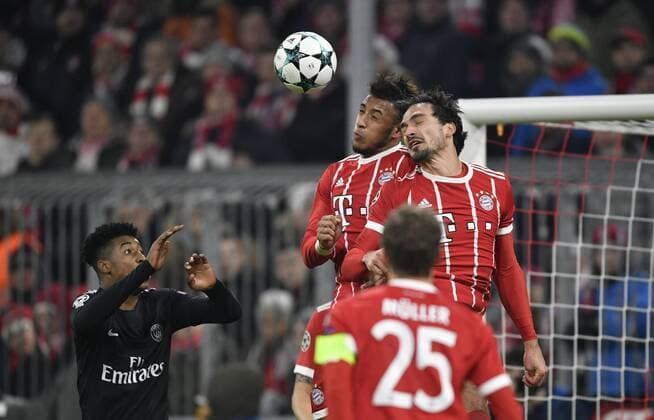 Kopfballduell, Zweikampf, Aktion Mats Hummels FC Bayern München und Corentin Tolisso FC Bayern München klären gemeinsam Champions League CL Gruppenphase FC Bayern München FCB vs FC Paris Saint-Germain PSG 05.12.2017 FC Bayern München FCB vs FC Paris Saint-Germain PSG