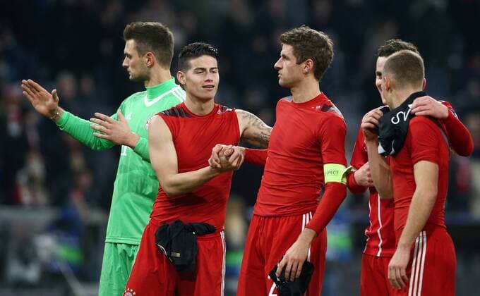 Torwart Sven Ulreich, James Rodriguez, Thomas Müller nach Spielende bei den Fans Fußball Fussball UEFA CL Championsleague Herren Saison 2017 2018 05.12.2017 FC Bayern München FCB vs. Paris St.Germain PSG