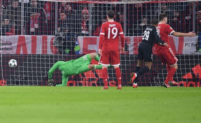 FUSSBALL CHAMPIONS LEAGUE SAISON 2017 2018 GRUPPENPHASE FC Bayern Muenchen - Paris Saint-Germain 05.12.2017 Kylian Mbappe (Mitte, Paris Saint-Germain) erzielt das Tor zum 2:1. Torwart Sven Ulreich, Sebastian Rudy und Niklas Suele (v.l., alle FC Bayern Muenchen) wenden sich enttaeuscht ab Muenchen