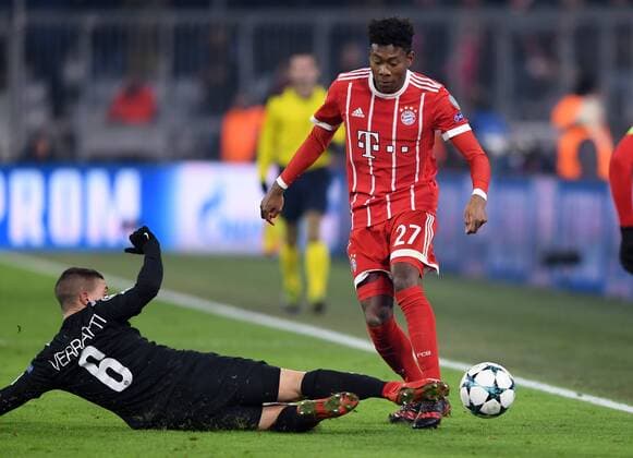 FUSSBALL CHAMPIONS LEAGUE SAISON 2017 2018 GRUPPENPHASE FC Bayern Muenchen - Paris Saint-Germain 05.12.2017 Marco Verratti (li, Paris Saint-Germain) gegen David Alaba (re, FC Bayern Muenchen) Muenchen