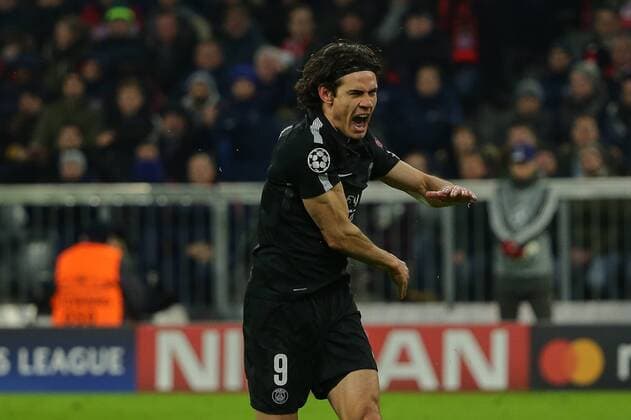 Muenchen, Deutschland 05.12.2017, UEFA Champions League - 2017 18 Season, Gruppenphase - Gruppe B - 6. Spieltag, FC Bayern Muenchen - Paris Saint-Germain, Edinson Cavani (PSG) wegen einer Schiedsrichter Entscheidung unzufrieden ( DeFodi501