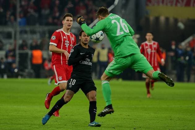 Muenchen, Deutschland 05.12.2017, UEFA Champions League - 2017 18 Season, Gruppenphase - Gruppe B - 6. Spieltag, FC Bayern Muenchen - Paris Saint-Germain, Torwart Sven Ulreich (FCB) re. klaert per Kopfball vor Neymar (PSG). Links Niklas Suele (FCB) ( DeFodi501