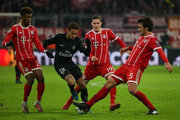 Muenchen, Deutschland 05.12.2017, UEFA Champions League - 2017 18 Season, Gruppenphase - Gruppe B - 6. Spieltag, FC Bayern Muenchen - Paris Saint-Germain, Neymar (PSG) 2.v.l. gegen Kingsley Coman (FCB), Sebastian Rudy (FCB) und Mats Hummels (FCB) v.l. ( DeFodi501