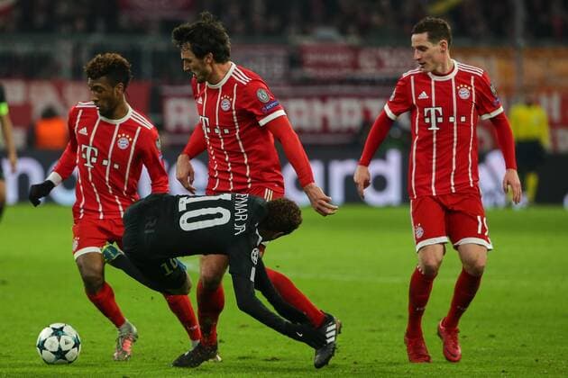 Muenchen, Deutschland 05.12.2017, UEFA Champions League - 2017 18 Season, Gruppenphase - Gruppe B - 6. Spieltag, FC Bayern Muenchen - Paris Saint-Germain, Kingsley Coman (FCB) und Mats Hummels (FCB) v.l. stoppen Neymar (PSG) ( DeFodi501