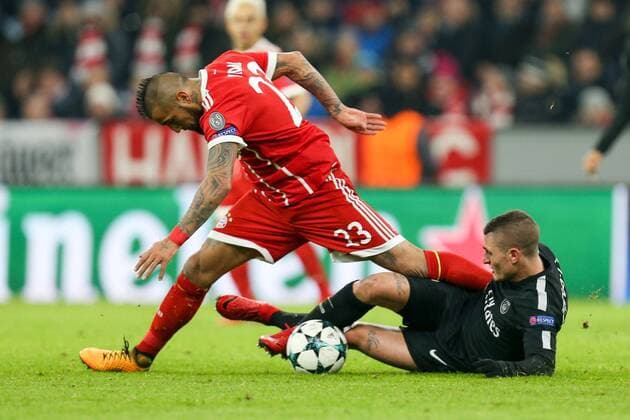 l-r: im Zweikampf, Aktion, mit Arturo Vidal 23 (FC Bayern Muenchen) und Marco Verratti 6 (Paris Saint-Germain), FC Bayern Muenchen vs. Paris Saint-Germain, Fussball, Vorrunde, Champions League, 05.12.2017 Muenchen Bayern Deutschland