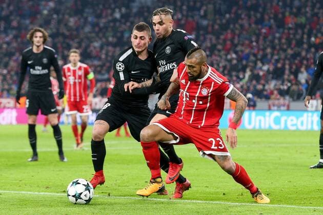 l-r: im Zweikampf, Aktion, mit Marco Verratti 6 (Paris Saint-Germain), Layvin Kurzawa 20 (Paris Saint-Germain) und Arturo Vidal 23 (FC Bayern Muenchen), FC Bayern Muenchen vs. Paris Saint-Germain, Fussball, Vorrunde, Champions League, 05.12.2017 Muenchen Bayern Deutschland