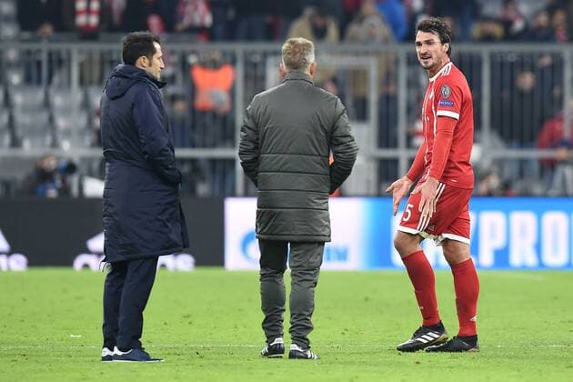 Fußball Champions League Gruppenphase 6. Spieltag FC Bayern München - Paris Saint-Germain am 05.12.2017 in der Allianz Arena in München Hasan Salihamidzic ( Manager München ), links - Peter Hermann ( Co-Trainer München ), mitte - Mats Hummels ( München ), rechts