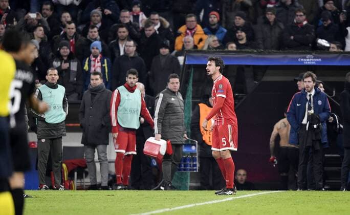 05.12.2017, Fussball UEFA Champions League 2017 2018, Gruppenphase, 6.Spieltag, FC Bayern München - Paris Saint Germain, in der Allianz-Arena München, Mats Hummels (Bayern München) ist nach dem Schlusspfiff wütend, schimpft ausser sich und geht sofort in die Kabine ohne zu den Fans zu gehen.