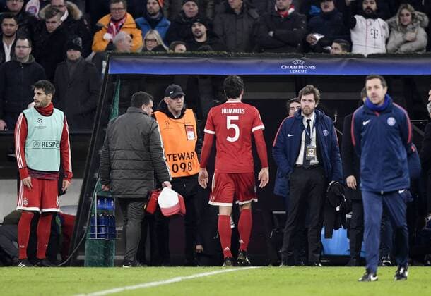05.12.2017, Fussball UEFA Champions League 2017 2018, Gruppenphase, 6.Spieltag, FC Bayern München - Paris Saint Germain, in der Allianz-Arena München, Mats Hummels (Bayern München) ist nach dem Schlusspfiff wütend, schimpft ausser sich und geht sofort in die Kabine ohne zu den Fans zu gehen.