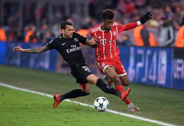 FUSSBALL CHAMPIONS LEAGUE SAISON 2017 2018 GRUPPENPHASE FC Bayern Muenchen - Paris Saint-Germain 05.12.2017 Dani Alves (li, Paris Saint-Germain) gegen Kingsley Coman (re, FC Bayern Muenchen) Muenchen