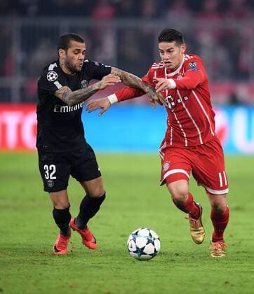 FUSSBALL CHAMPIONS LEAGUE SAISON 2017 2018 GRUPPENPHASE FC Bayern Muenchen - Paris Saint-Germain 05.12.2017 Dani Alves (li, Paris Saint-Germain) gegen James Rodriguez (re, FC Bayern Muenchen) Muenchen