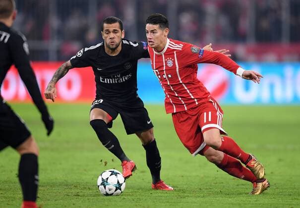 FUSSBALL CHAMPIONS LEAGUE SAISON 2017 2018 GRUPPENPHASE FC Bayern Muenchen - Paris Saint-Germain 05.12.2017 Dani Alves (li, Paris Saint-Germain) gegen James Rodriguez (re, FC Bayern Muenchen) Muenchen