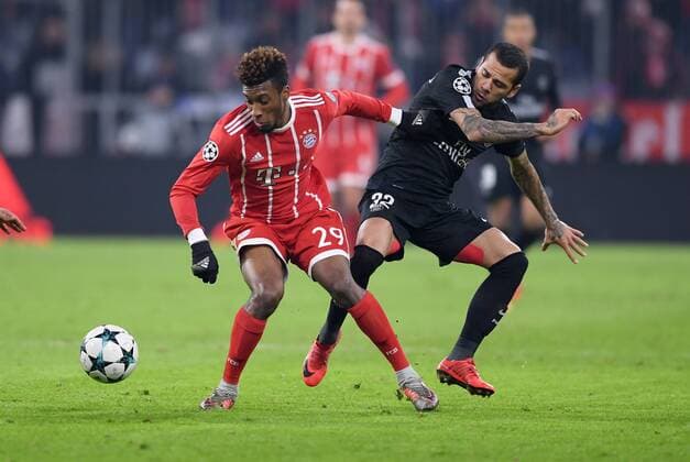 FUSSBALL CHAMPIONS LEAGUE SAISON 2017 2018 GRUPPENPHASE FC Bayern Muenchen - Paris Saint-Germain 05.12.2017 Kingsley Coman (li, FC Bayern Muenchen) gegen Dani Alves (re, Paris Saint-Germain) Muenchen