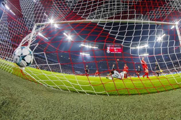 GER, UEFA CL, FC Bayern Muenchen (GER) vs Paris Saint-Germain (FRA) 05.12.2017, Allianz Arena, Muenchen, GER, UEFA CL, FC Bayern Muenchen (GER) vs Paris Saint-Germain (FRA), Gruppe B, im Bild Tor zum 3-1 durch Corentin Tolisso (FCB 24) mit Julian Draxler (PSG 23) Aufgenommen mit der Hintertor Remote Kamera