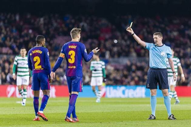 SPAIN - Dec,5th: The referee, Craig Thomson shows the yellow card to FC Barcelona Barca defender Nelson Semedo (2) during the match between FC Barcelona - Sporting CP, for the group stage, round 1 of the Champions League, held at Camp Nou Stadium on 5th December 2017 in Barcelona, Spain. (Credit: Mikel Trigueros Urbanandsport Cordon Press)  xCordonxPressx xSPAINx-xFCxBarcelonax-xSportingxCPx-xxChampionsxLeaguex-x2017 18x