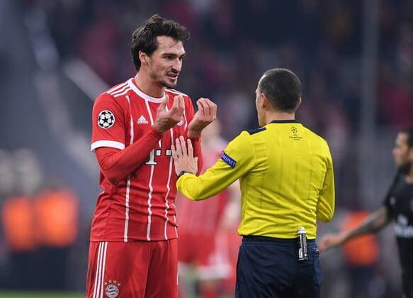 FUSSBALL CHAMPIONS LEAGUE SAISON 2017 2018 GRUPPENPHASE FC Bayern Muenchen - Paris Saint-Germain 05.12.2017 Mats Hummels (FC Bayern Muenchen) reklamiert bei Schiedsrichter Cueneyt Cakir (re) Muenchen
