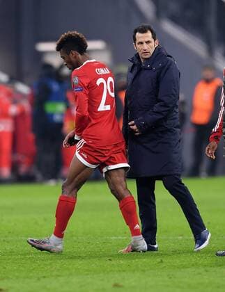 FUSSBALL CHAMPIONS LEAGUE SAISON 2017 2018 GRUPPENPHASE FC Bayern Muenchen - Paris Saint-Germain 05.12.2017 Kingsley Coman (FC Bayern Muenchen) verletzt sich kurz vor dem Abpfiff, rechts: Sportdirektor Hasan Brazzo Salihamidzic Muenchen