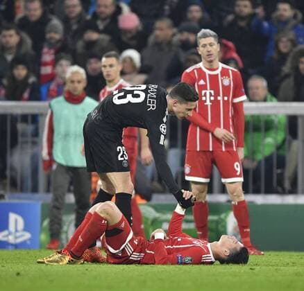 Fairplay Gestik, Geste Julian Draxler FC Paris Saint-Germain PSG hilft James Rodriguez FC Bayern München auf die Beine Champions League CL Gruppenphase FC Bayern München FCB vs FC Paris Saint-Germain PSG 05.12.2017 FC Bayern München FCB vs FC Paris Saint-Germain PSG