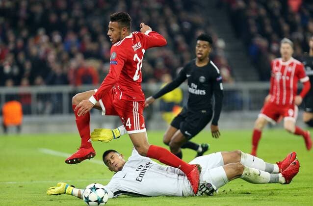FC Bayern München - Paris St. Germain Deutschland, München, 05.12.2017, Fussball, Champions League, Saison 2017 2018, Gruppenphase 6. Spieltag, FC Bayern München - Paris St. Germain: v.l. Corentin Tolisso (FC Bayern München), Alphonse Areola (Paris St. Germain).