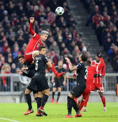 FC Bayern München - Paris St. Germain Deutschland, München, 05.12.2017, Fussball, Champions League, Saison 2017 2018, Gruppenphase 6. Spieltag, FC Bayern München - Paris St. Germain: v.l. Thiago Silva (Paris St. Germain), Robert Lewandowski (FC Bayern München), Marquinhos (Paris St. Germain).