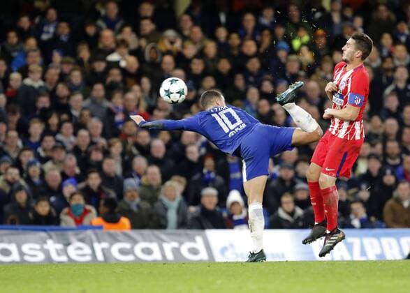 Eden Hazard of Chelsea FC flicks the ball acrobatically during the UEFA Champions League match between Chelsea and Atletico Madrid at Stamford Bridge, London, England on 5 December 2017. Copyright: xCarltonxMyriex 18110072