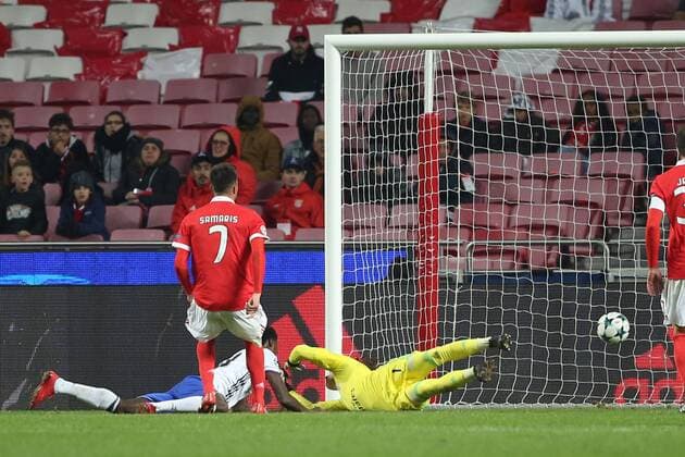 December 5, 2017 - Lisbon, Portugal - Basel s forward Dimitri Oberlin from Suisse (L down) heads to score during the UEFA Champions League Group A football match between SL Benfica and FC Basel at the Luz stadium in Lisbon, Portugal on December 5, 2017. SL Benfica v FC Basel - UEFA Champions League  - ZUMAn230 20171205_zaa_n230_402 Copyright: xPedroxFiuzax