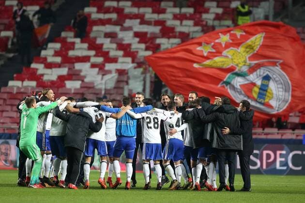 Bilder des Tages - SPORT December 5, 2017 - Lisbon, Portugal - Basel s players celebrate the victory after the UEFA Champions League Group A football match between SL Benfica and FC Basel at the Luz stadium in Lisbon, Portugal on December 5, 2017. SL Benfica v FC Basel - UEFA Champions League  - ZUMAn230 20171205_zaa_n230_410 Copyright: xPedroxFiuzax