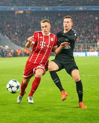 Joshua KIMMICH, FCB 32 Zweikampf , Aktion um den Ball gegen Julian DRAXLER, PSG 23 FC BAYERN MUENCHEN - PARIS SG 3-1 Gruppenphase Rueckspiel, Fussball UEFA Champions League, Muenchen, 05.12.2017 CL Saison 2017 2018, FCB, SG Paris,
