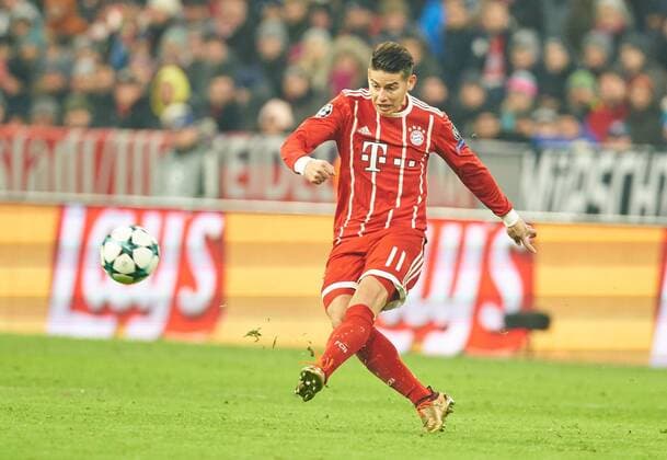 James RODRIGUEZ, FCB 11 Einzelaktion mit Ball, Ganzfigur, Freisteller, Einzelbild, Hochformat, Aktion, Ganzkörper, Einzelaufnahmen, Action Ballannahme, Ballbehandlung FC BAYERN MUENCHEN - PARIS SG 3-1 Gruppenphase Rueckspiel, Fussball UEFA Champions League, Muenchen, 05.12.2017 CL Saison 2017 2018, FCB, SG Paris,