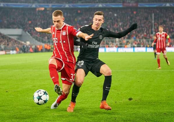 Joshua KIMMICH, FCB 32 Zweikampf , Aktion um den Ball gegen Julian DRAXLER, PSG 23 FC BAYERN MUENCHEN - PARIS SG 3-1 Gruppenphase Rueckspiel, Fussball UEFA Champions League, Muenchen, 05.12.2017 CL Saison 2017 2018, FCB, SG Paris,