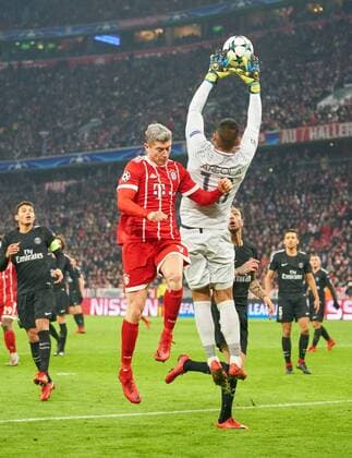 Robert LEWANDOWSKI, FCB 9 Zweikampf , Aktion um den Ball gegen Alphonse ARELOLA, PSG 16 FC BAYERN MUENCHEN - PARIS SG 3-1 Gruppenphase Rueckspiel, Fussball UEFA Champions League, Muenchen, 05.12.2017 CL Saison 2017 2018, FCB, SG Paris,