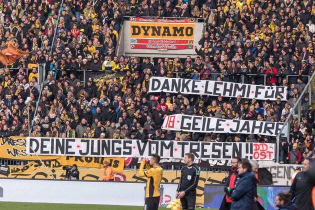 Der K-Block verabschiedet Capo Stefan Lehmann, der seine Laufbahn als Vorsinger nach 18 Jahren beendet. Hier ein Spruchband: Danke Lehmi für 18 geile Jahre! Deine Jungs vom Tresen!! 2. Bundesliga, 16. Spieltag, Sonntag 03.12.2017, SG Dynamo Dresden - FC Erzgebirge Aue 4:0, Foto: Steffen Kuttner SG Dynamo Dresden vs. FC Erzgebirge Aue