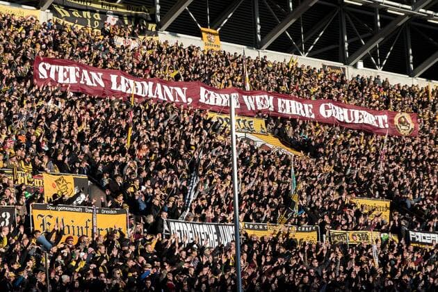 Der K-Block verabschiedet Capo Stefan Lehmann. Hier ein Spruchband: Stefan Lehmann, Ehre wem Ehre gebuehrt. 2. Bundesliga, 16. Spieltag, Sonntag 03.12.2017, SG Dynamo Dresden - FC Erzgebirge Aue 4:0, Foto: Steffen Kuttner SG Dynamo Dresden vs. FC Erzgebirge Aue
