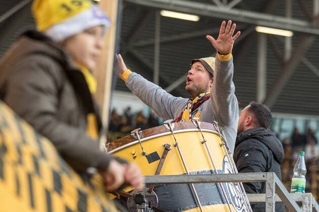 Stefan Lehmann (Mitte) heizt zum letzten Mal den K-Block als Capo ein, nach dem Spiel beendet er nach 18 Jahren seine Laufbahn als Vorsinger. 2. Bundesliga, 16. Spieltag, Sonntag 03.12.2017, SG Dynamo Dresden - FC Erzgebirge Aue 4:0, Foto: Steffen Kuttner SG Dynamo Dresden vs. FC Erzgebirge Aue