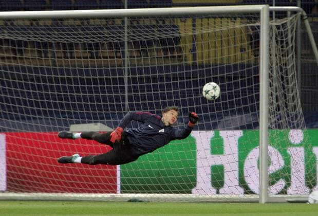 Goalkeeper Ederson of Manchester City FC catches the ball during an open training session ahead of the UEFA Champions League Group F match against FC Shakhtar Donetsk, Kharkiv, northeastern Ukraine, December 5, 2017. Ukrinform. KHARKIV. Head coach of Manchester City FC Josep Guardiola has held a pre-match news conference ahead of the UEFA Champions League Group F match against FC Shakhtar Donetsk at Kharkiv s Metalist Stadium. The visitors also invited the press to an open training session. Manchester City to meet Shakhtar in Kharkiv  Copyright: xVyacheslavxMadiyevskyyx