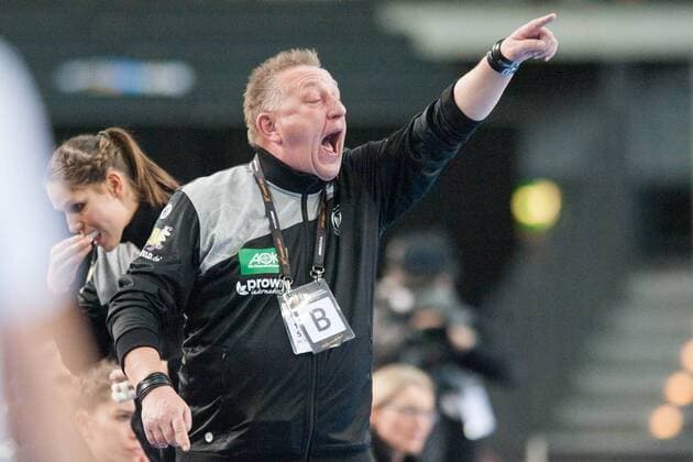 Michael BIEGLER (Trainer, GER) gibt Anweisungen, Anweisung, Vorrunde Gruppe D, Deutschland (GER) - Serbien (SRB) 22:22, am 05.12.2017 in Leipzig Deutschland. Handball Weltmeisterschaft der Frauen in Deutschland 2017, vom 01.12. - 17.12.2017. Â