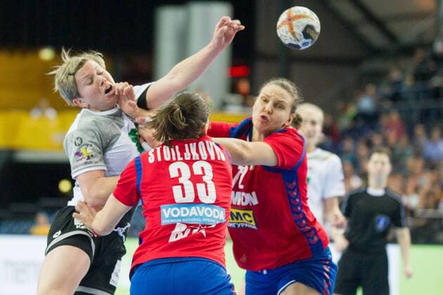 Friederike GUBERNATIS (li., GER) gegen Jovana STOILJKOVIC (mi., SRB) und Dragana CVIJIC (SRB), Aktion, Kampf um den Ball, Vorrunde Gruppe D, Deutschland (GER) - Serbien (SRB) 22:22, am 05.12.2017 in Leipzig Deutschland. Handball Weltmeisterschaft der Frauen in Deutschland 2017, vom 01.12. - 17.12.2017. Â