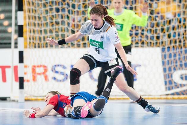 Jenny KAROLIUS (hi., GER) gegen Tamara RADOJEVIC (SRB), Aktion, Zweikampf, Vorrunde Gruppe D, Deutschland (GER) - Serbien (SRB) 22:22, am 05.12.2017 in Leipzig Deutschland. Handball Weltmeisterschaft der Frauen in Deutschland 2017, vom 01.12. - 17.12.2017. Â