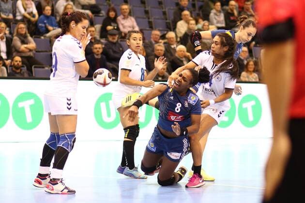 Laurisa Landre (Frankreich) im Zweikampf mit Leticia Ramona Martinez Forcado (Paraguay) Frankreich vs Paraguay --- Handball --- Frauen-Weltmeisterschaft --- 05.12.2017 Trier Copyright: xWeiss xEibner-Pressefotox EP_rws