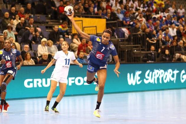Torwurf von Allison Pineau (Frankreich) Frankreich vs Paraguay --- Handball --- Frauen-Weltmeisterschaft --- 05.12.2017 Trier Copyright: xWeiss xEibner-Pressefotox EP_rws