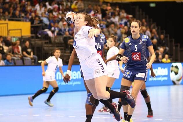 Torwurf von Sabrina Conce Fiore Canata Morinigo (Paraguay) Frankreich vs Paraguay --- Handball --- Frauen-Weltmeisterschaft --- 05.12.2017 Trier Copyright: xWeiss xEibner-Pressefotox EP_rws