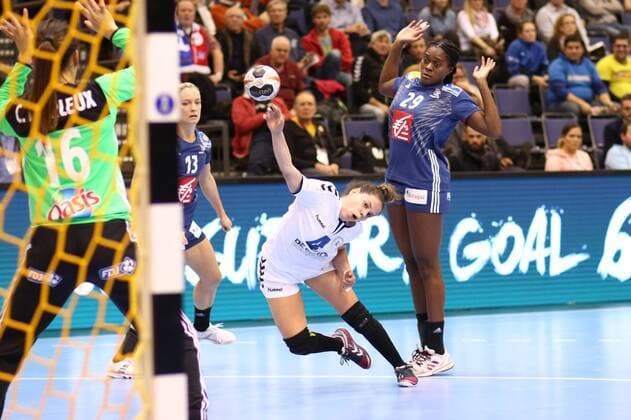 Torwurf von Fernanda Lujan Insfran Mora (Paraguay), rechts: Gnonsiane Niombla (Frankreich) Frankreich vs Paraguay --- Handball --- Frauen-Weltmeisterschaft --- 05.12.2017 Trier Copyright: xWeiss xEibner-Pressefotox EP_rws