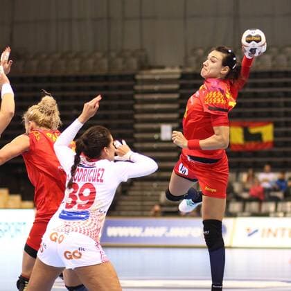 Torwurf von Cristina Neagu (Rumaenien) Rumaenien vs Spanien --- Handball --- Frauen-Weltmeisterschaft --- 05.12.2017 Trier Copyright: xWeiss xEibner-Pressefotox EP_rws