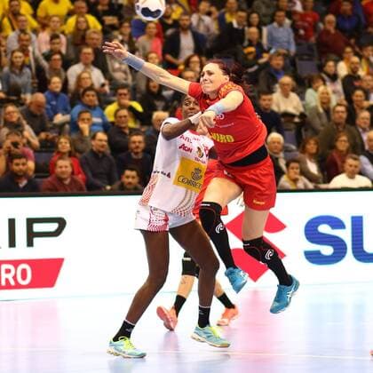 Torwurf von Melinda-Anamaria Geiger (Rumaenien), Alexandrina Cabral Barbosa (Spanien) bedraengt sie Rumaenien vs Spanien --- Handball --- Frauen-Weltmeisterschaft --- 05.12.2017 Trier Copyright: xWeiss xEibner-Pressefotox EP_rws