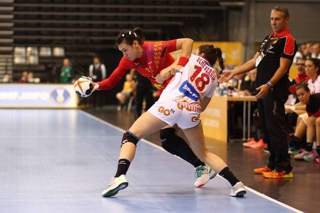 Cristina Neagu (Rumaenien) im Zweikampf mit Maitane Echeverria Martinez (Spanien) Rumaenien vs Spanien --- Handball --- Frauen-Weltmeisterschaft --- 05.12.2017 Trier Copyright: xWeiss xEibner-Pressefotox EP_rws