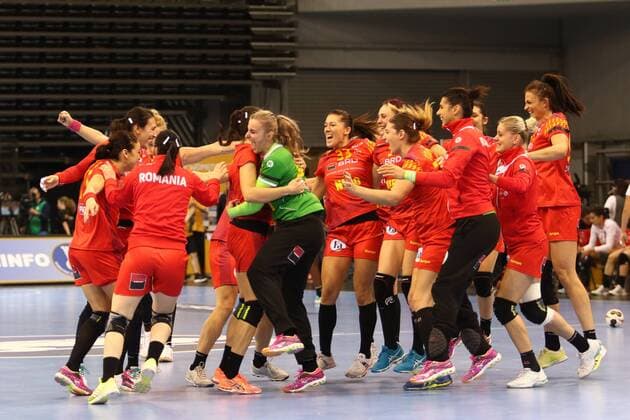 Rumaenische Spielerinnen feiern den Sieg gegen Spanien Rumaenien vs Spanien --- Handball --- Frauen-Weltmeisterschaft --- 05.12.2017 Trier Copyright: xWeiss xEibner-Pressefotox EP_rws