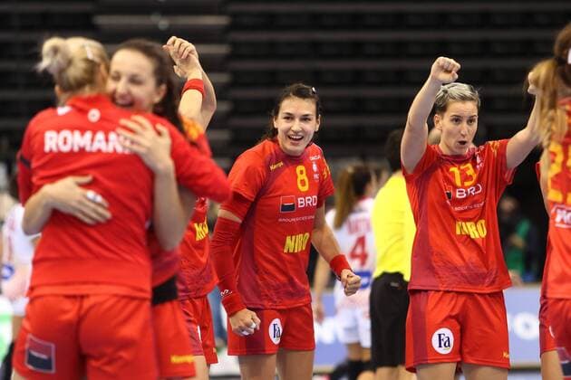 Die Rumaeninnen Cristina Neagu und Cristina Laslo (von links) feiern den Sieg gegen Spanien Rumaenien vs Spanien --- Handball --- Frauen-Weltmeisterschaft --- 05.12.2017 Trier Copyright: xWeiss xEibner-Pressefotox EP_rws