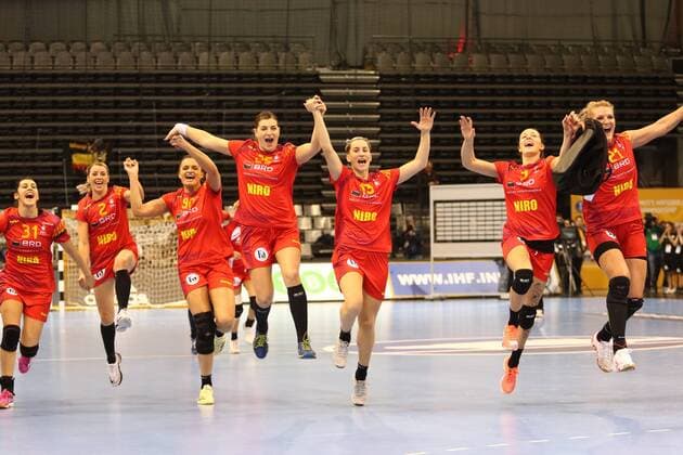 Rumaenische Spielerinnen feiern den Sieg gegen Spanien Rumaenien vs Spanien --- Handball --- Frauen-Weltmeisterschaft --- 05.12.2017 Trier Copyright: xWeiss xEibner-Pressefotox EP_rws