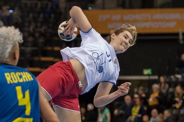 Karina Sabirova (Russland, Russia, 31) beim Wurf, throws the ball, Handball, Frauen-Weltmeisterschaft, Russland - Brasilien,