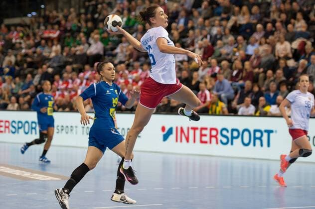 Iuliia Managarova (Russland, Russia, 36) beim Wurf, throws the ball, Handball, Frauen-Weltmeisterschaft, Russland - Brasilien,